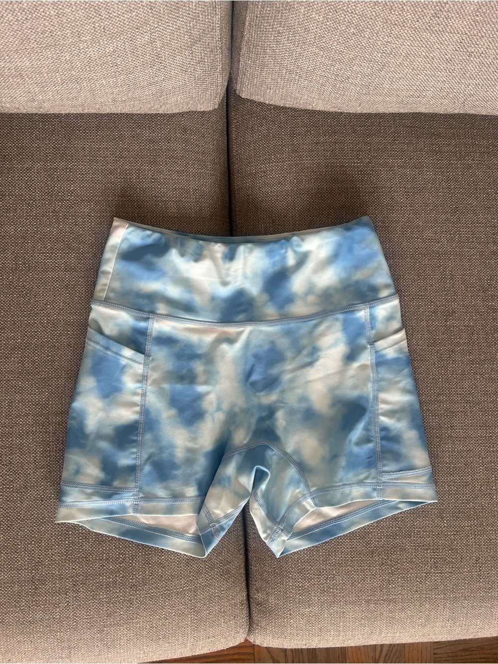Cooldown running Emmy short in cloud — size xs